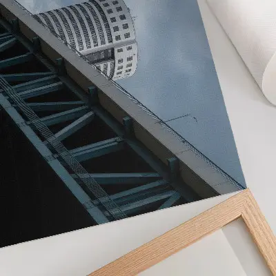 Póster con diseño de puente y rascacielos con simetría y elegancia moderna