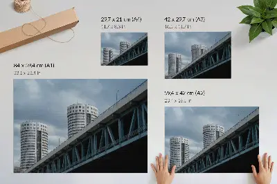 Póster con diseño de puente y rascacielos con simetría y elegancia moderna
