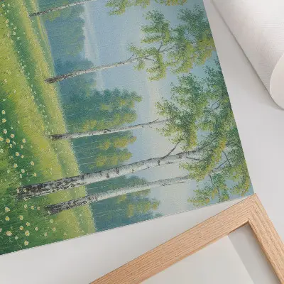 Póster de majestuosos abedules, verdes prados y flores