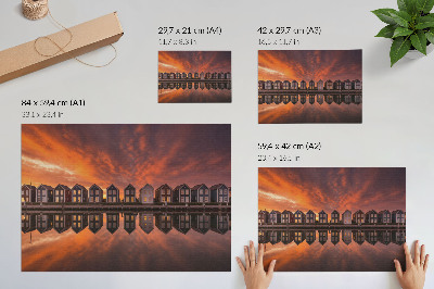 Arte de pared Casas coloridas junto al agua bajo la luz del atardecer.