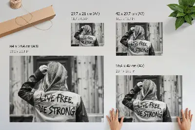 Chaqueta negra con inscripciones y tejido resistente de alto contraste