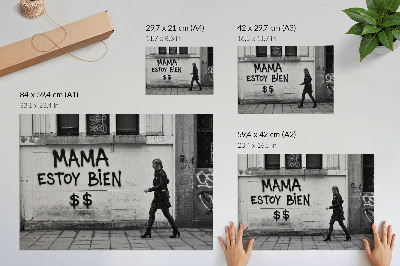 Lámina para cuadro Escena urbana contrastante con grafitis en blanco y negro.
