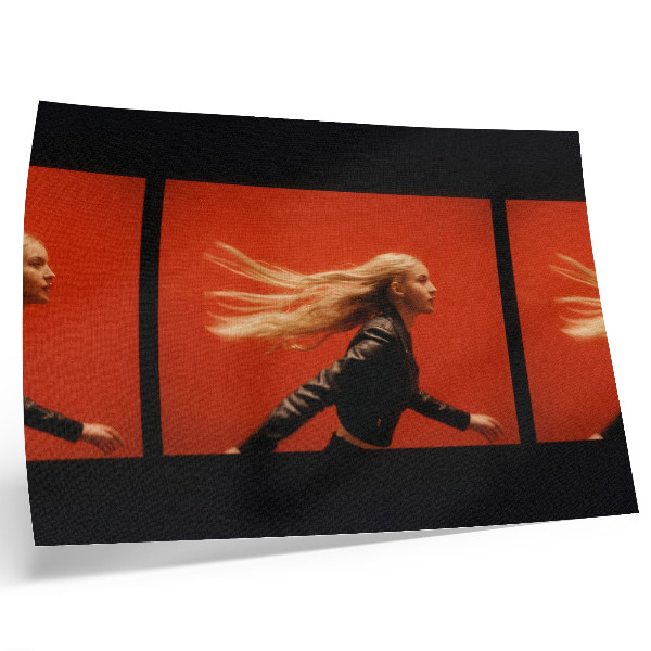 Póster Tres tomas de alguien corriendo, fondo rojo, energía moderna