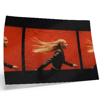 Póster Tres tomas de alguien corriendo, fondo rojo, energía moderna