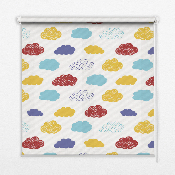 Estor enrollable con diseño de nubes coloridas