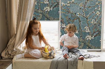 Modern roller blind con estampado de ramitas sobre un fondo azul