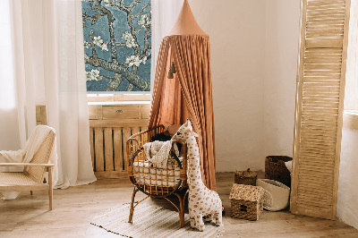 Modern roller blind con estampado de ramitas sobre un fondo azul
