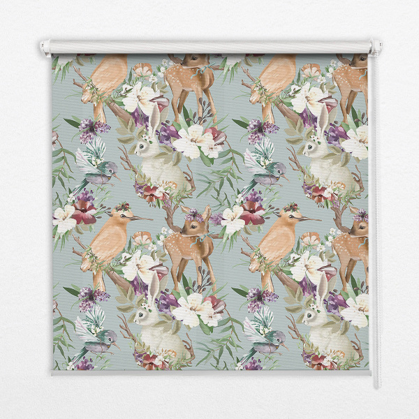 Modern roller blind con diseño de corzos, aves y conejos