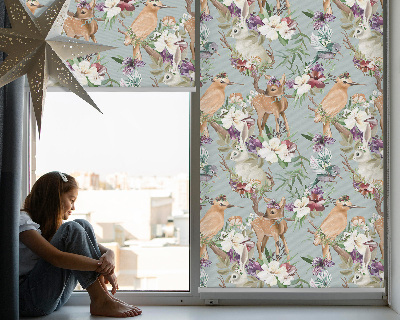 Modern roller blind con diseño de corzos, aves y conejos