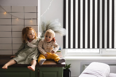 Modern roller blind con rayas blancas y negras