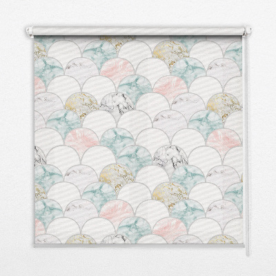 Modern roller blind con escamas coloridas