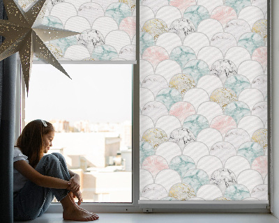 Modern roller blind con escamas coloridas