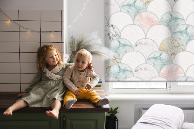 Modern roller blind con escamas coloridas