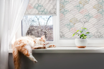 Modern roller blind con escamas coloridas