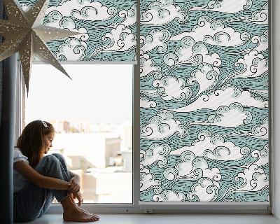 Estor enrollable con estampado de nubes y motivos de viento