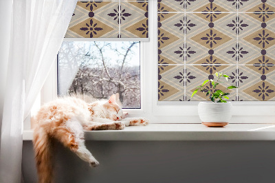 Estor enrollable para ventana con diseño de flores dentro de rombos