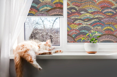 Estor enrollable para ventana con diseño de ondas y semicírculos