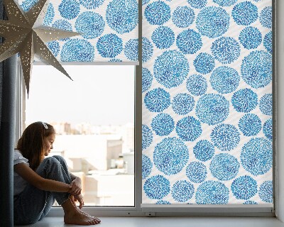 Estor enrollable con diseño de círculos y pétalos en tonos azules
