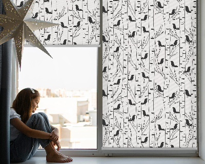 Estor enrollable para ventana con diseño de pájaros y árboles dibujados