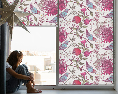 Estor enrollable con diseño de pájaros coloridos entre las flores