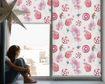 Modern roller blind con diseño de globos rosas, donas y conejitos