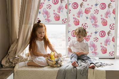 Modern roller blind con diseño de globos rosas, donas y conejitos