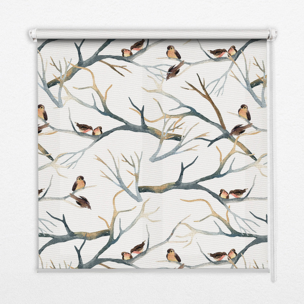 Estor enrollable con diseño de pájaros en un árbol