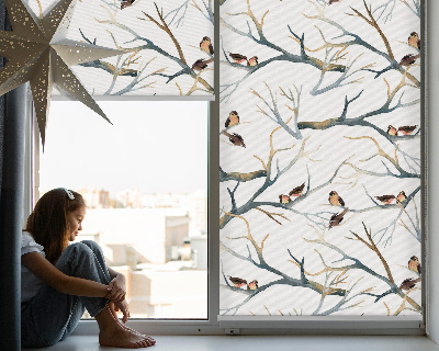 Estor enrollable con diseño de pájaros en un árbol