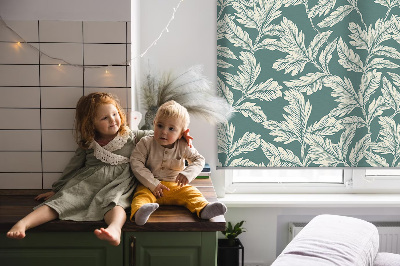 Modern roller blind con un diseño de papel pintado de hojas