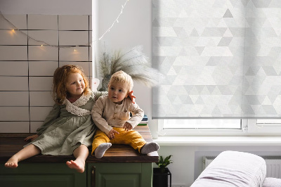 Modern roller blind con patrón de triángulos grises
