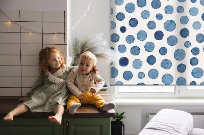 Modern roller blind con diseño de puntos azules