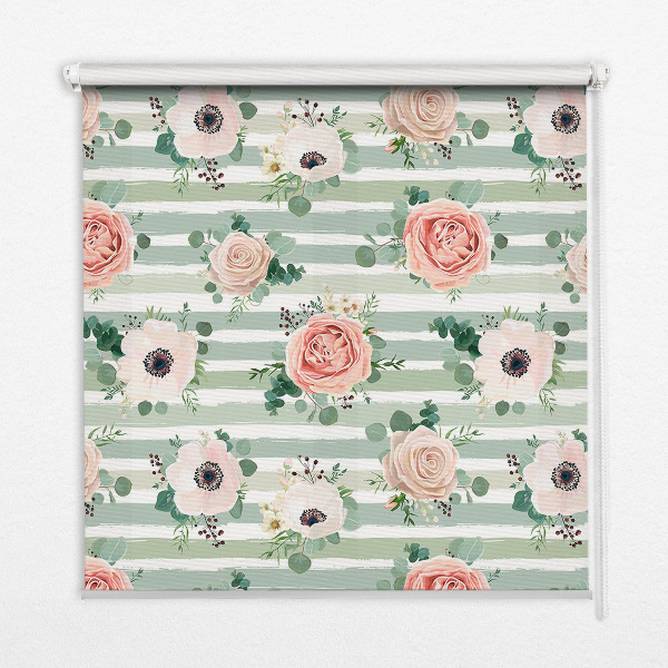 Modern roller blind con estampado de rosas sobre rayas horizontales verdes