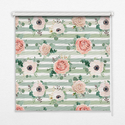 Modern roller blind con estampado de rosas sobre rayas horizontales verdes