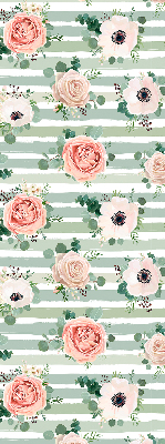 Modern roller blind con estampado de rosas sobre rayas horizontales verdes