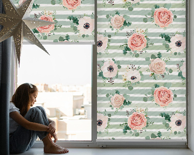 Modern roller blind con estampado de rosas sobre rayas horizontales verdes