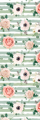 Modern roller blind con estampado de rosas sobre rayas horizontales verdes