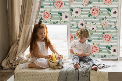 Modern roller blind con estampado de rosas sobre rayas horizontales verdes