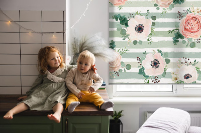 Modern roller blind con estampado de rosas sobre rayas horizontales verdes