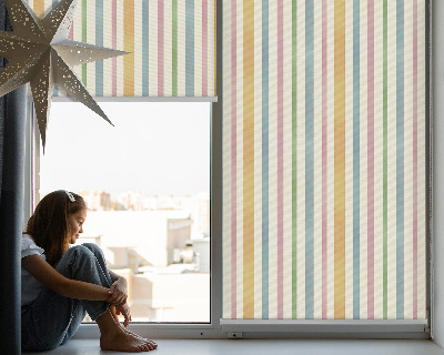 Modern roller blind con rayas verticales de colores
