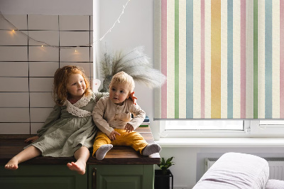 Modern roller blind con rayas verticales de colores