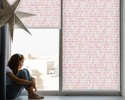Estor enrollable con estampado de flechas rosas orientadas hacia arriba y hacia abajo