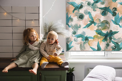 Modern roller blind con estampado de aves y paisajes coloridos