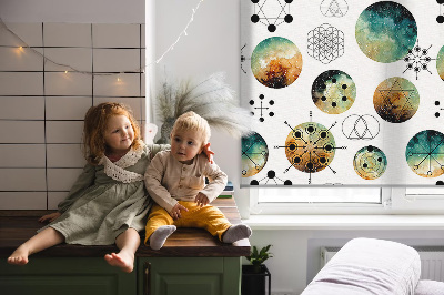 Modern roller blind con círculos de colores