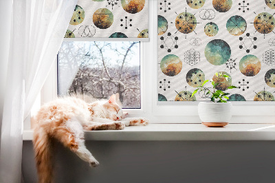 Modern roller blind con círculos de colores