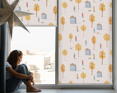 Estor enrollable para ventana con estampado de casas entre los árboles