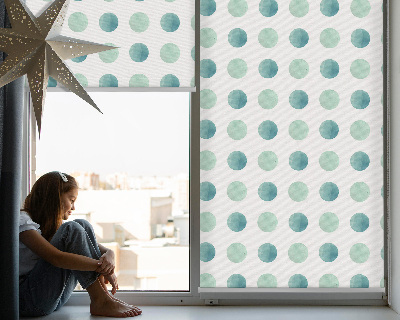 Modern roller blind con un estampado de puntos turquesa sobre fondo blanco