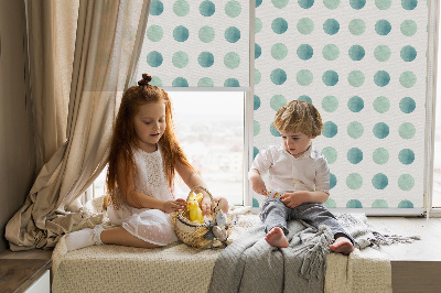 Modern roller blind con un estampado de puntos turquesa sobre fondo blanco