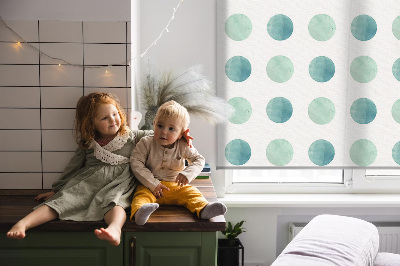Modern roller blind con un estampado de puntos turquesa sobre fondo blanco
