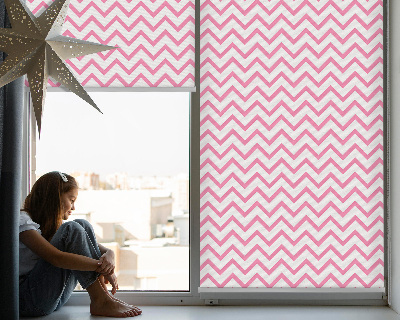 Estor enrollable para ventana con diseño de zigzags rosas en disposición horizontal