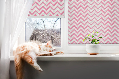 Estor enrollable para ventana con diseño de zigzags rosas en disposición horizontal